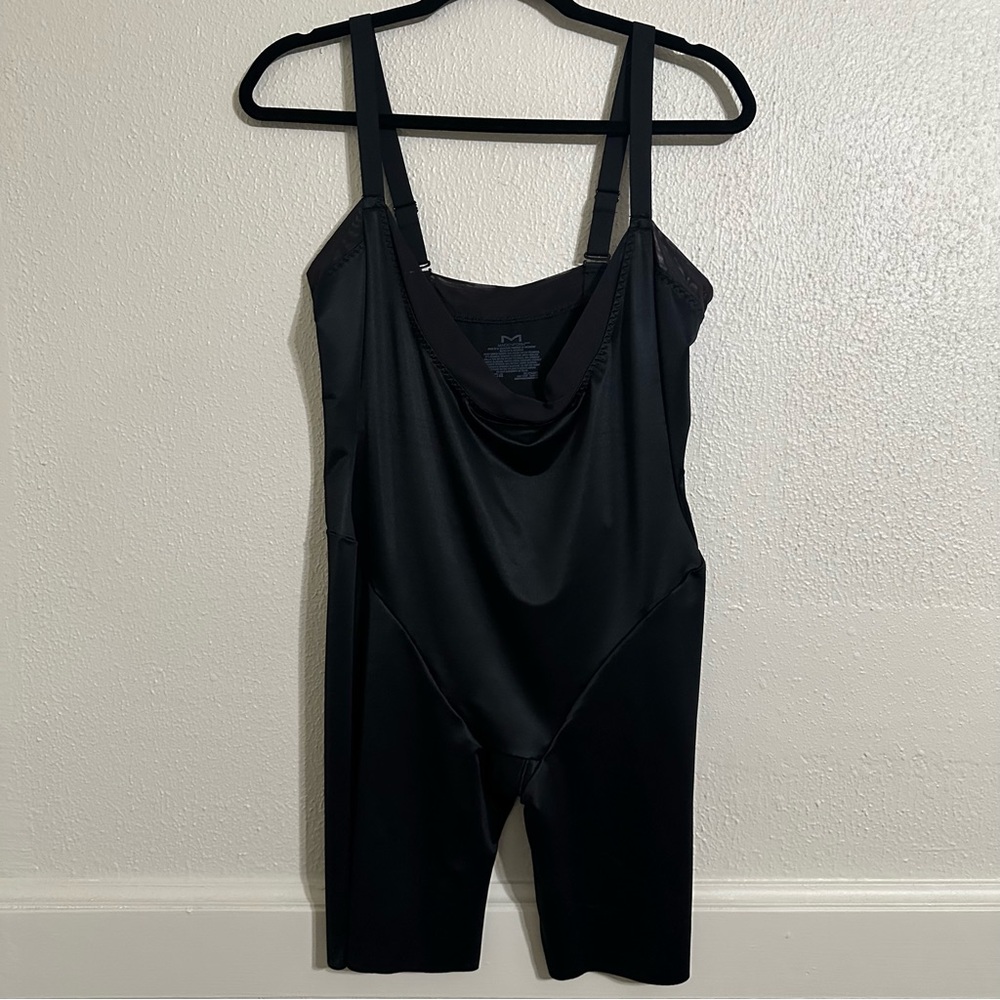 Maidenform Seamless Black Everyday Shape wear Bodysuit with Adjustable Straps
